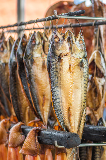 鱼市场上悬挂着烟干鲭鱼，随时可以食用图片下载