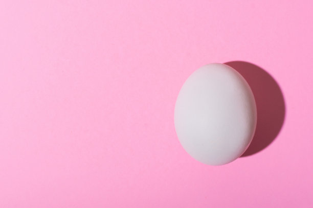 创意快乐复活节，食物卡，白色蛋壳在粉红色的背景。图片下载