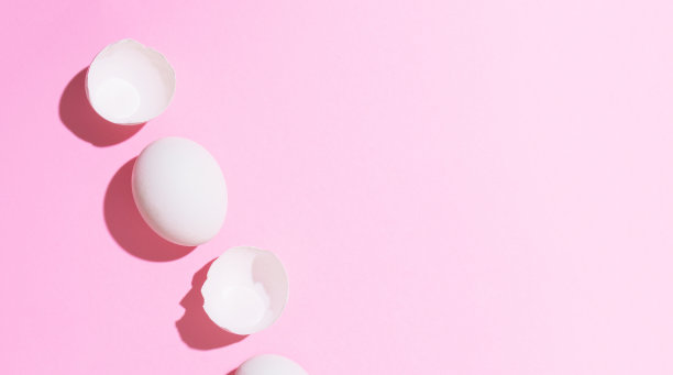 创意快乐复活节，食物卡，白色蛋壳在粉红色的背景。图片下载