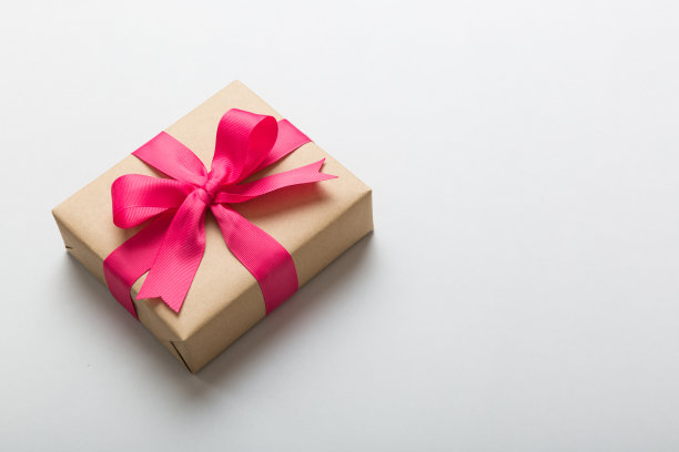 用牛皮纸和彩色丝带包裹的圣诞或其他节日手工礼物。礼品盒，桌上礼品装饰，顶视图与复印空间图片下载