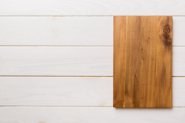 木制砧板在木制背景上的俯视图。为你的设计留出空间图片下载