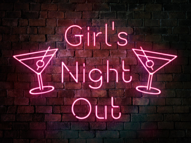 酒吧或酒吧的女孩之夜霓虹粉色标志。与文本和玛格丽塔图标。夜生活促销的概念。旧的风化砖背景，质朴的外观。图片下载