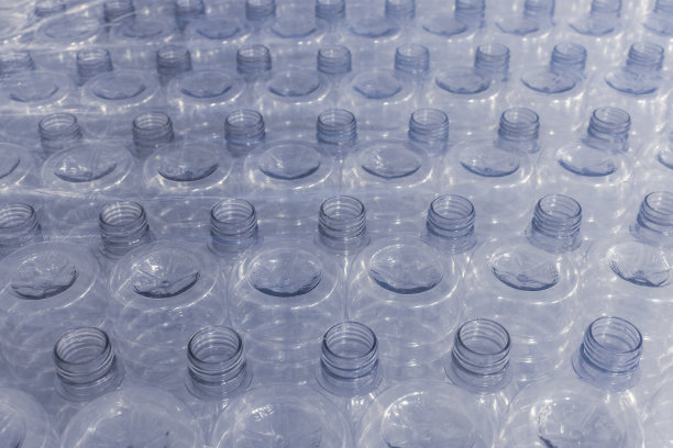 食品店或仓库里的一次性塑料水瓶包装一捆PET瓶。图片下载