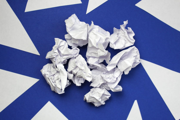 抽象的照片与皱褶的纸张之间的三角片。图片下载