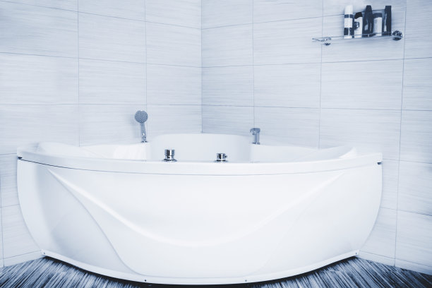 房子里有一个巨大的三角形浴室。用于淋浴和洗澡的卫生设备图片下载