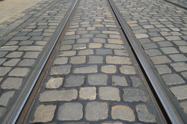 鹅卵石电车轨道图片下载
