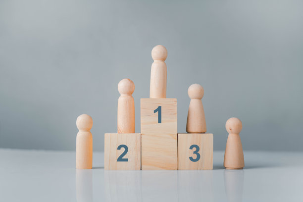 木制玩偶被排在1、2、3位，商业优先级，成功人士将领导每个人在他们的工作中梦想的赛跑图片下载