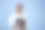 穿着白大褂、手持听诊器的女医生。图片下载