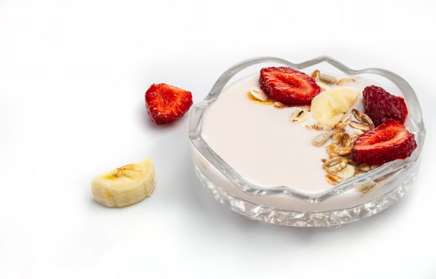 特写自制酸奶配什锦麦片或格兰诺拉麦片，新鲜草莓，香蕉。新鲜的早餐图片下载