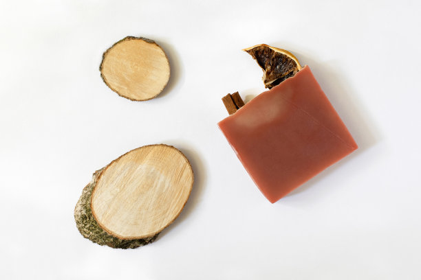 灰色背景下的粉色肥皂和木钉图片下载