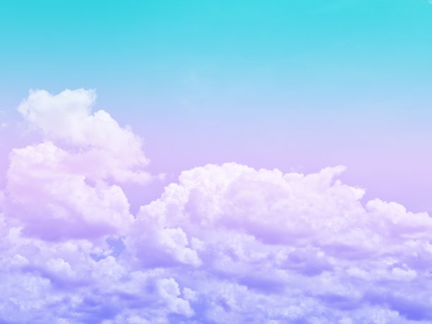 美丽甜蜜的粉彩紫罗兰蓝色彩色的蓬松的云在天空。多色彩虹图像。抽象幻想成长之光图片下载