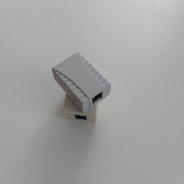 两个网络调制解调器分流器，同样在白色背景上图片下载