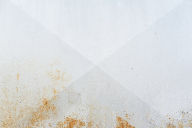 东欧保加利亚索非亚，老化的X形弯曲钢板屋顶车库门，旧油漆和锈风化斑点的微弱痕迹图片下载