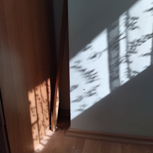 阳光照在墙上，木器站在一旁，木地板图片下载