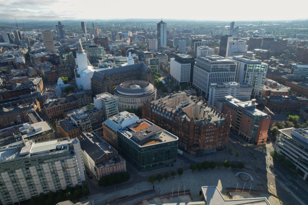 2022年夏天，曼彻斯特市中心的建筑工作天际线建筑蓝天比瑟姆塔Deansgate广场图片下载