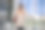 一位年轻女士在查看信息板，查看她的航班图片下载