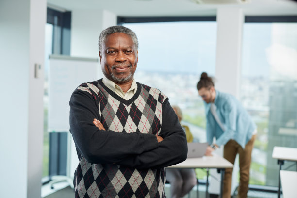 高三学生自豪地站在教室里，对着镜头微笑的照片。图片下载