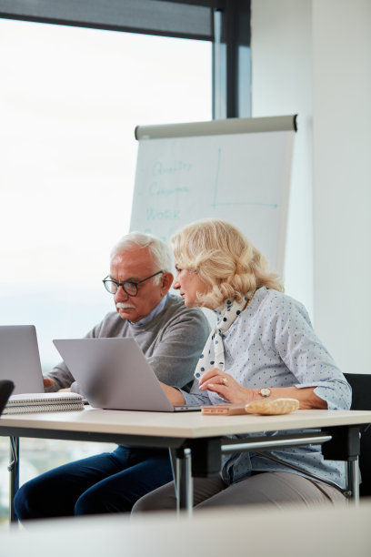 学长们坐在教室里专心听讲。图片下载