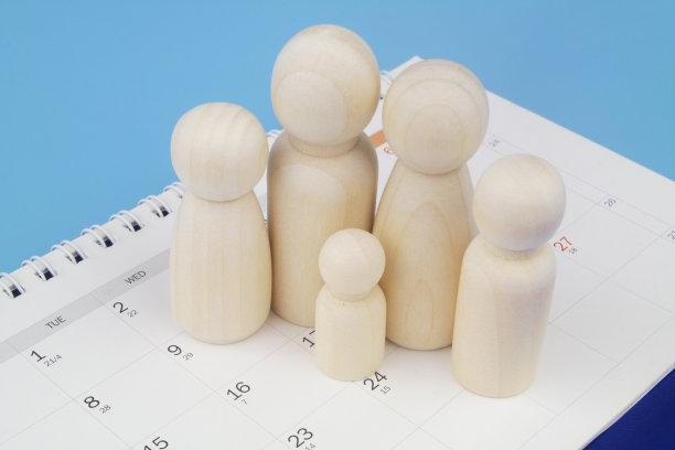 家庭人物在日历上的蓝色背景。图片下载