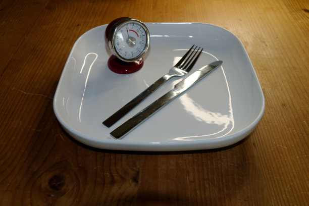 空盘子秒表和刀叉。图片下载