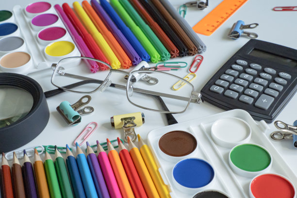 文具，学校用品在桌子上。培训和教育。回到学校图片下载