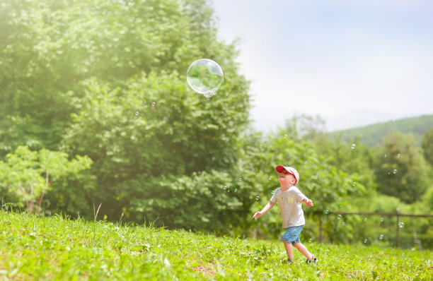 草地上的孩子图片下载