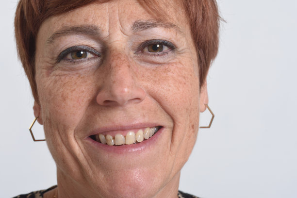 被孤立在白人背景下的中年妇女图片下载