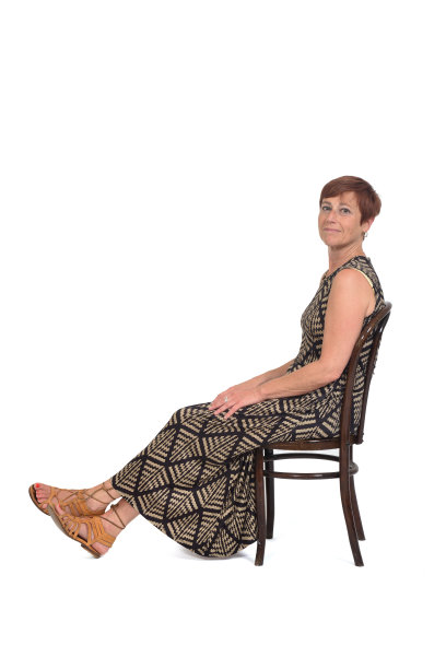 被孤立在白人背景下的中年妇女图片下载