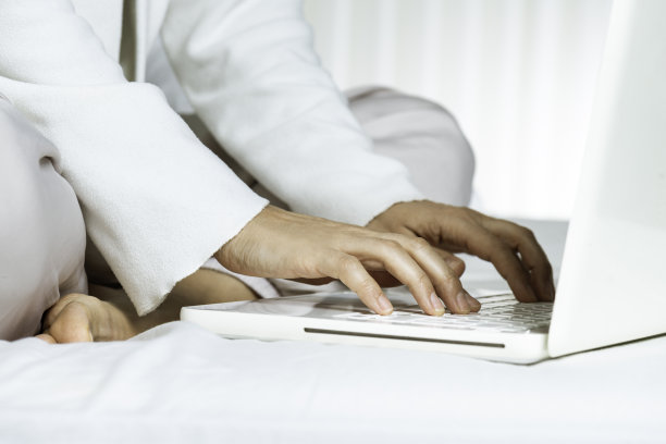 在床上工作图片下载