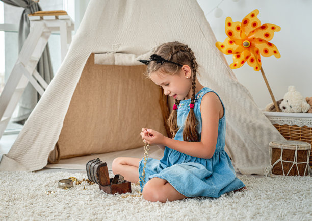 小女孩从箱子里寻找珠宝图片下载