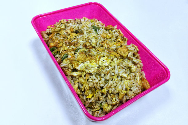 白底紫色容器炒饭。白底紫盒凤尾鱼炒饭。图片下载