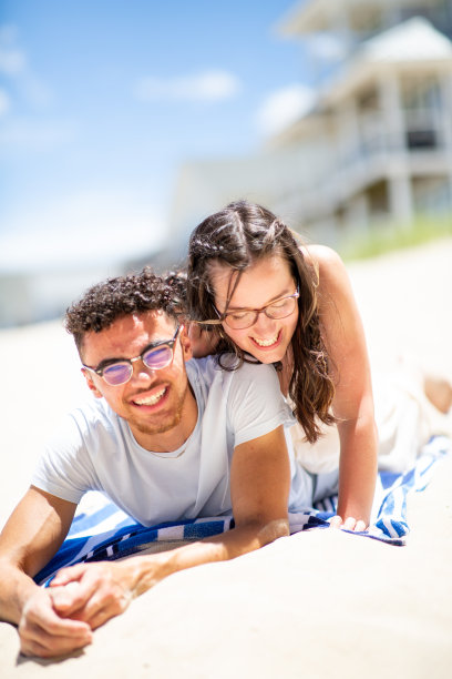 不同种族的夫妇在海滩上休息图片下载
