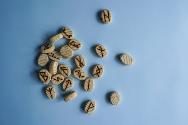 蓝色背景的木制北欧符文图片下载