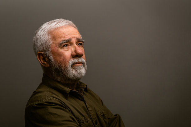 深思熟虑，展望未来的资深男士图片下载