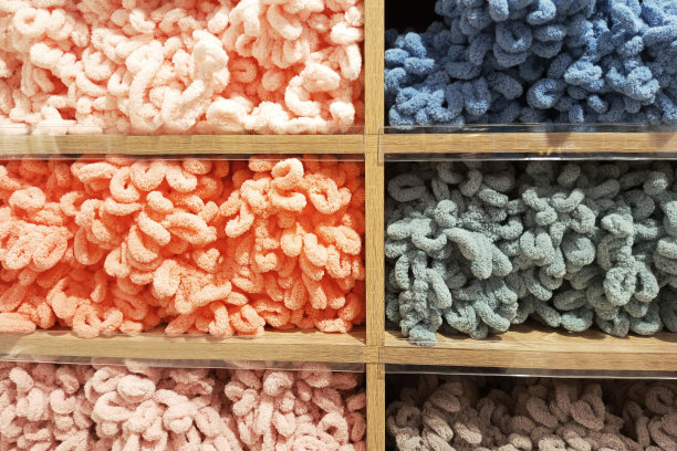 商店柜台上的软散装多色纱线。图片下载