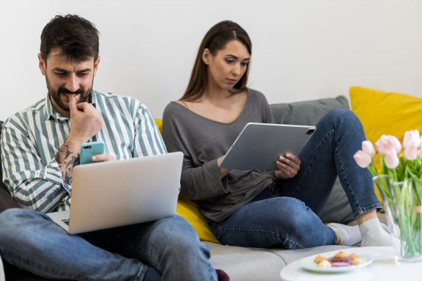 年轻夫妇使用现代科技图片下载