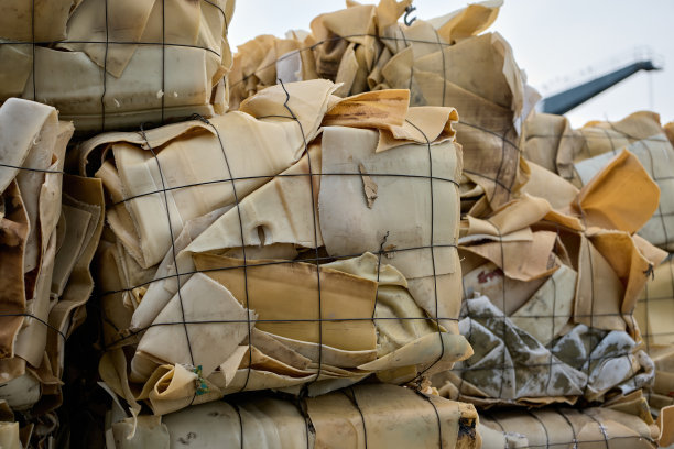 一堆堆锯好的塑料桶放在格子盒里图片下载