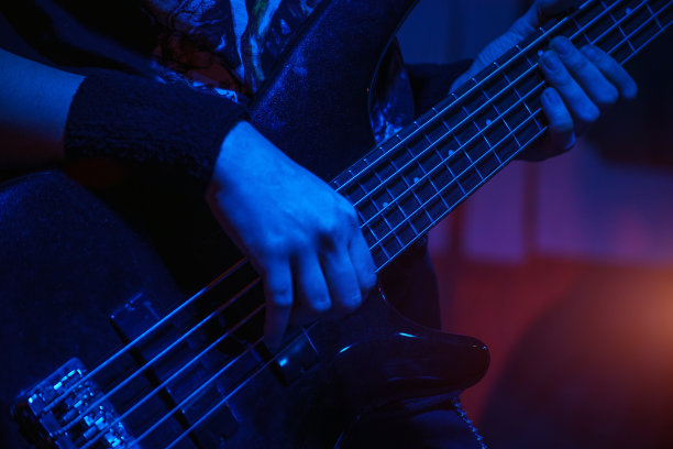 贝斯吉他手弹奏贝斯吉他。图片下载