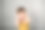 可爱的小孩蹒跚学步用手夹住他的耳朵图片下载