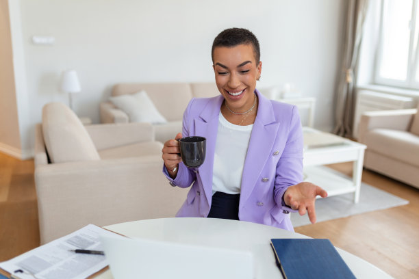 优雅的非洲裔美国女企业家在电话会议上讨论自信的种族女性员工在家庭办公室里看着摄像机进行视频通话。图片下载