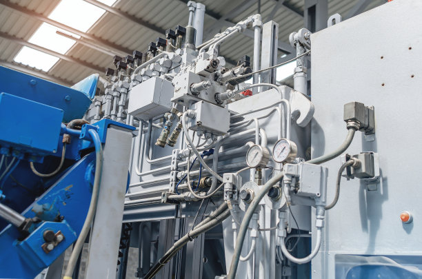 用于生产铺路石的成型机的一部分。压力计，管道，软管，连接件。图片下载