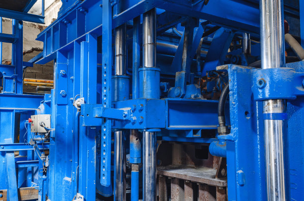 用于生产铺路板的成型机的一部分。特写镜头。工业背景。图片下载