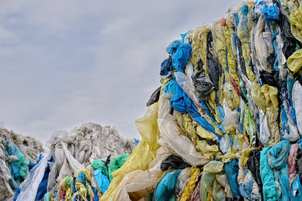 无数五颜六色的塑料袋堆叠在一起图片下载