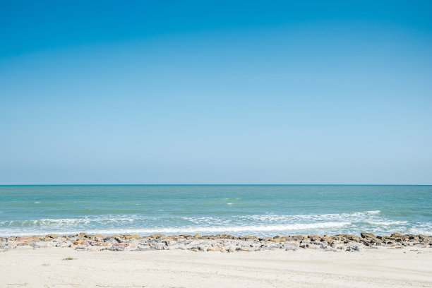 假期夏天在泰国的海滩上看日出图片下载