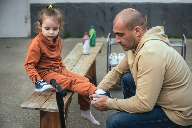 一个男人照顾一个孩子，小女儿图片下载