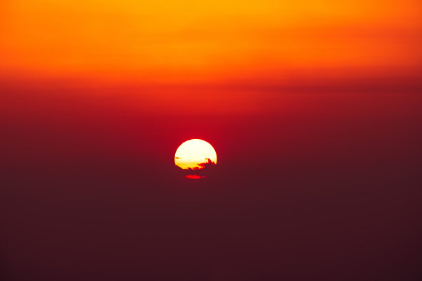 夕阳燃烧的云图片下载