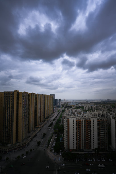 多云的现代城市住宅图片下载