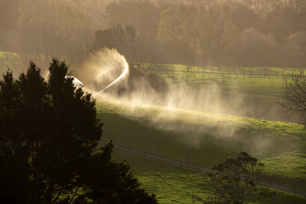 新西兰农田作物灌溉图片下载