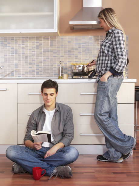 厨房里的小情侣图片下载