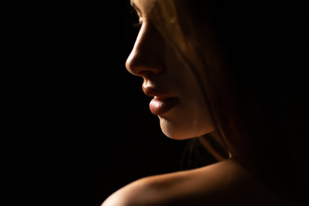 美丽女人的肖像在黑暗的背景图片下载